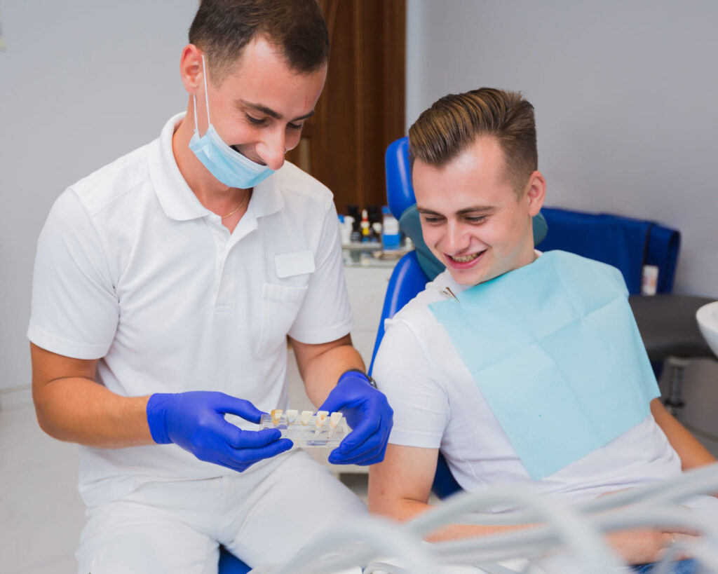 dentista paciente mirando dientes