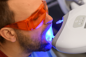 Blanqueamiento dental en clínica con tecnología avanzada