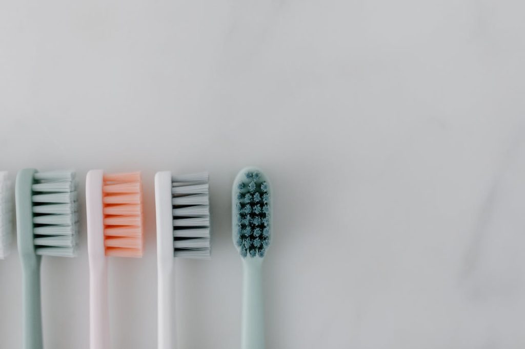 Distintos tipos de cepillos de dientes alineados según el tipo de boca