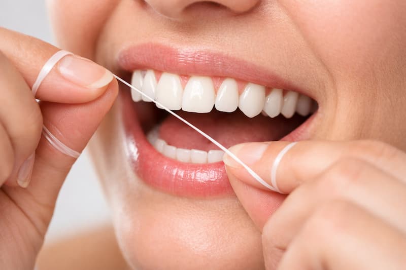 Técnica correcta de uso de hilo dental para prevenir enfermedades de las encías