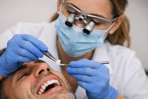 Dentista explicando los tipos de carillas dentales de porcelana y composite