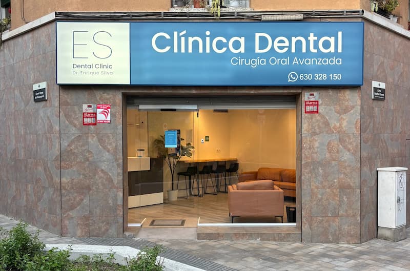 Exterior de una clínica dental moderna con un ambiente cómodo para los pacientes